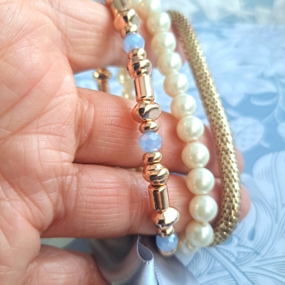 2/$40 🇨🇦Set of 3 strechy bracelets in pearl gold and pale blue - Picture 7 of 7